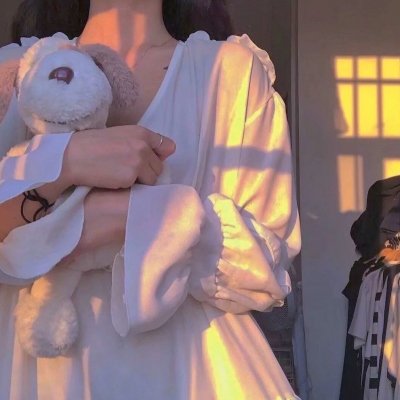 背鸭子的男孩